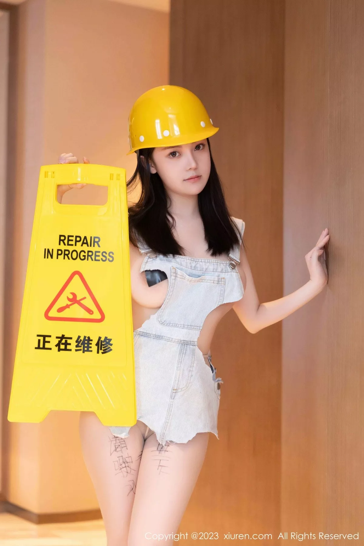 秀人集.com_[XiuRen秀人网]No.6760_模特豆瓣酱性感维修工装扮超薄无内肉丝秀火辣身材诱惑写真85P