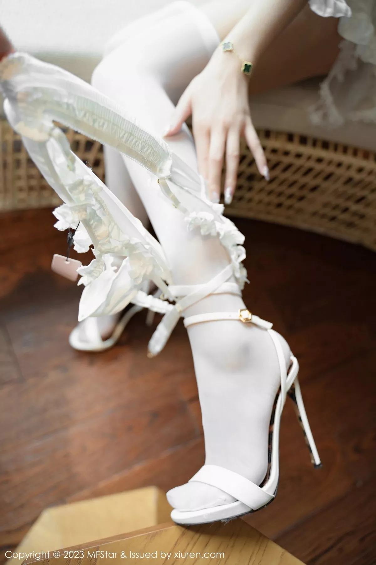 秀人集.com_[MFStar模范学院]Vol.613_模特杨可可coco性感白色情趣服配白丝吊袜情趣捆绑惹火诱惑写真62P