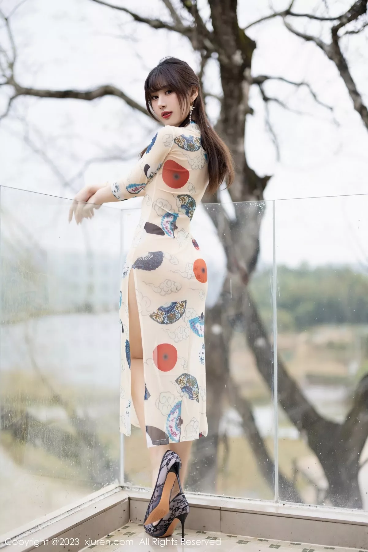 秀人集.com_[XiuRen秀人网]No.6831_模特张欣欣性感白色图案旗袍+红色薄纱轻透情趣服惹火诱惑写真72P