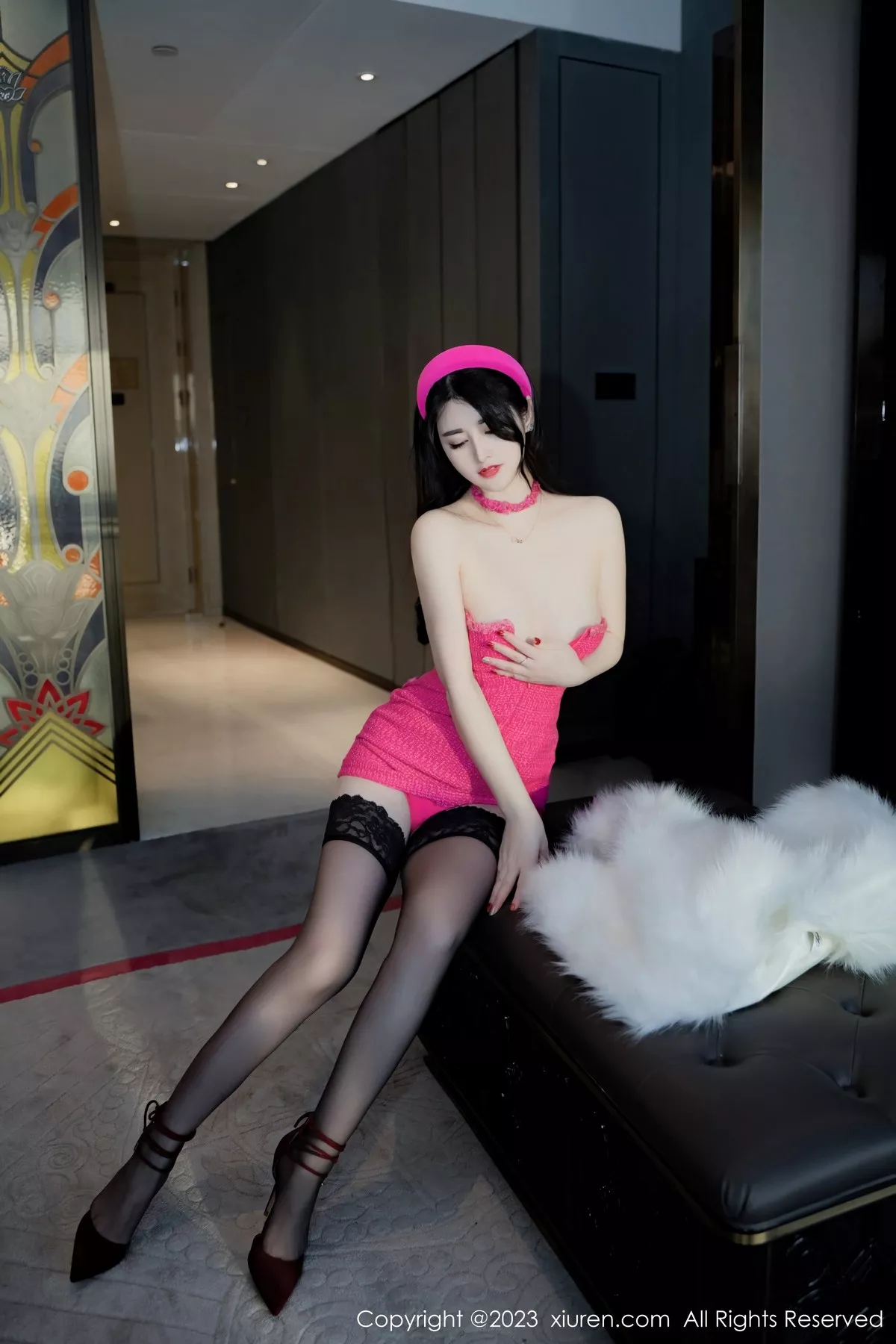 秀人集.com_[XiuRen秀人网]No.6830_模特诗诗kiki性感玫红露肩连衣裙配超薄黑丝秀惹火身材诱惑写真49P