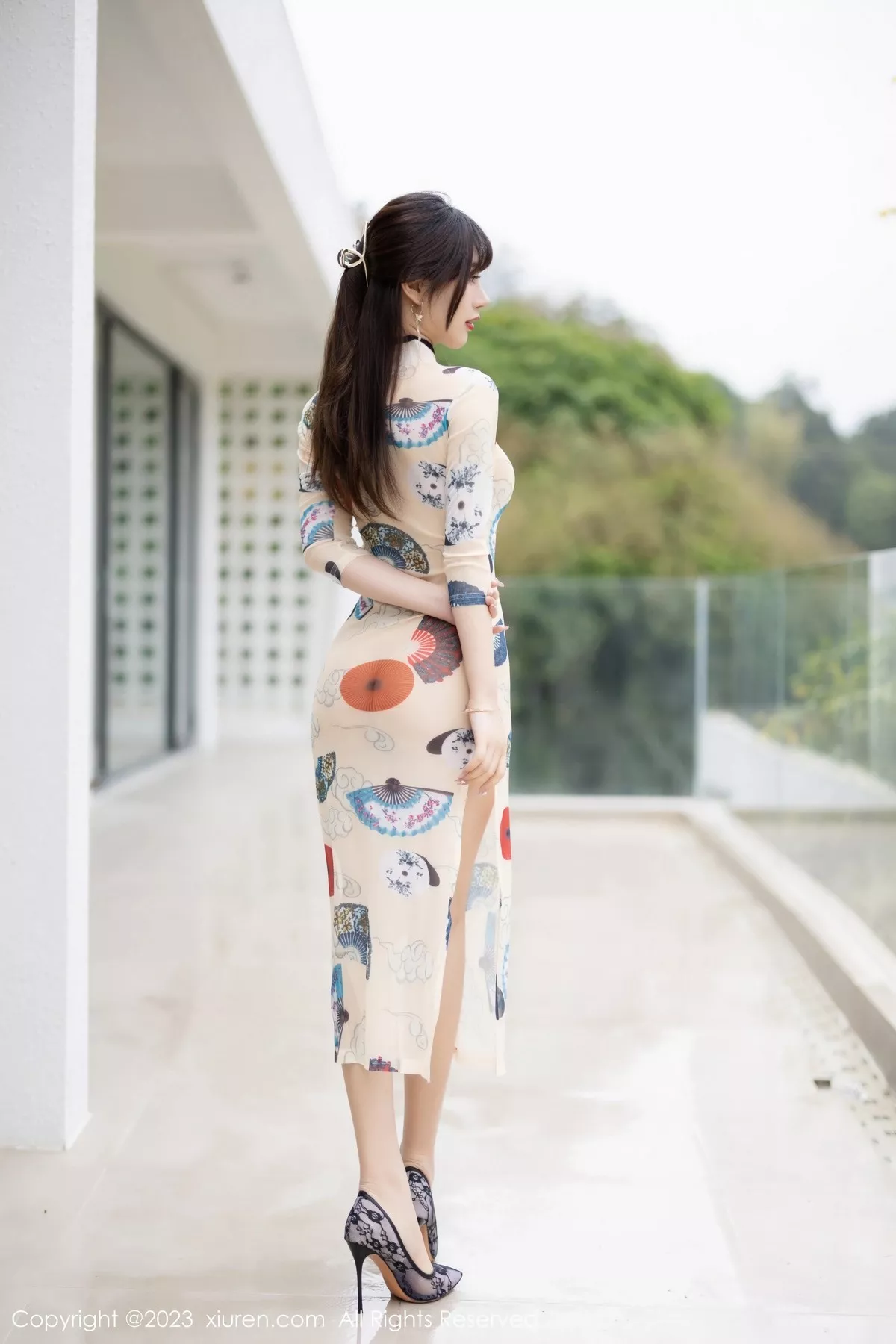 秀人集.com_[XiuRen秀人网]No.6831_模特张欣欣性感白色图案旗袍+红色薄纱轻透情趣服惹火诱惑写真72P