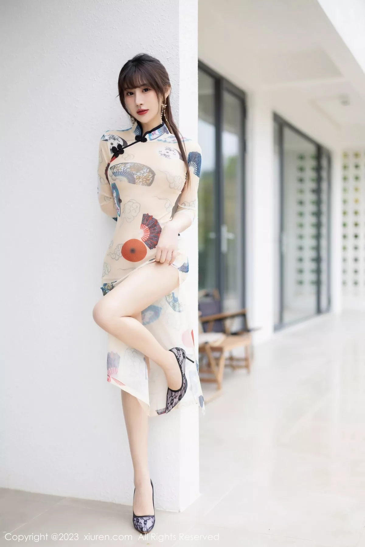 秀人集.com_[XiuRen秀人网]No.6831_模特张欣欣性感白色图案旗袍+红色薄纱轻透情趣服惹火诱惑写真72P