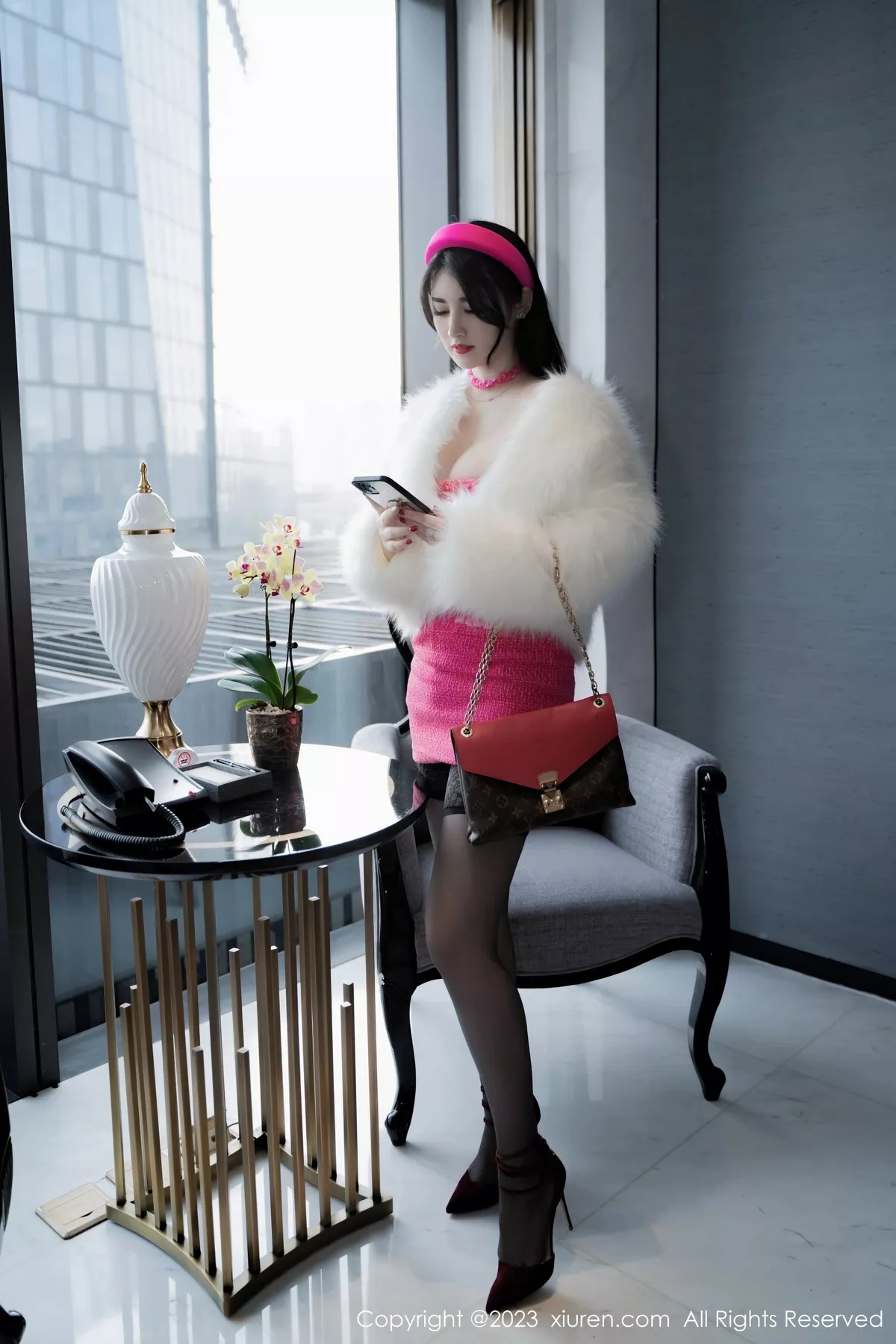 秀人集.com_[XiuRen秀人网]No.6830_模特诗诗kiki性感玫红露肩连衣裙配超薄黑丝秀惹火身材诱惑写真49P