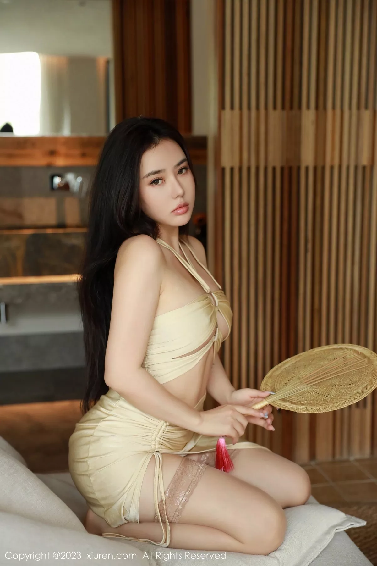 秀人集.com_[XiuRen秀人网]No.6840_女神Manuela玛鲁娜性感浅黄色露肩连衣裙秀翘臀美腿诱惑写真53P