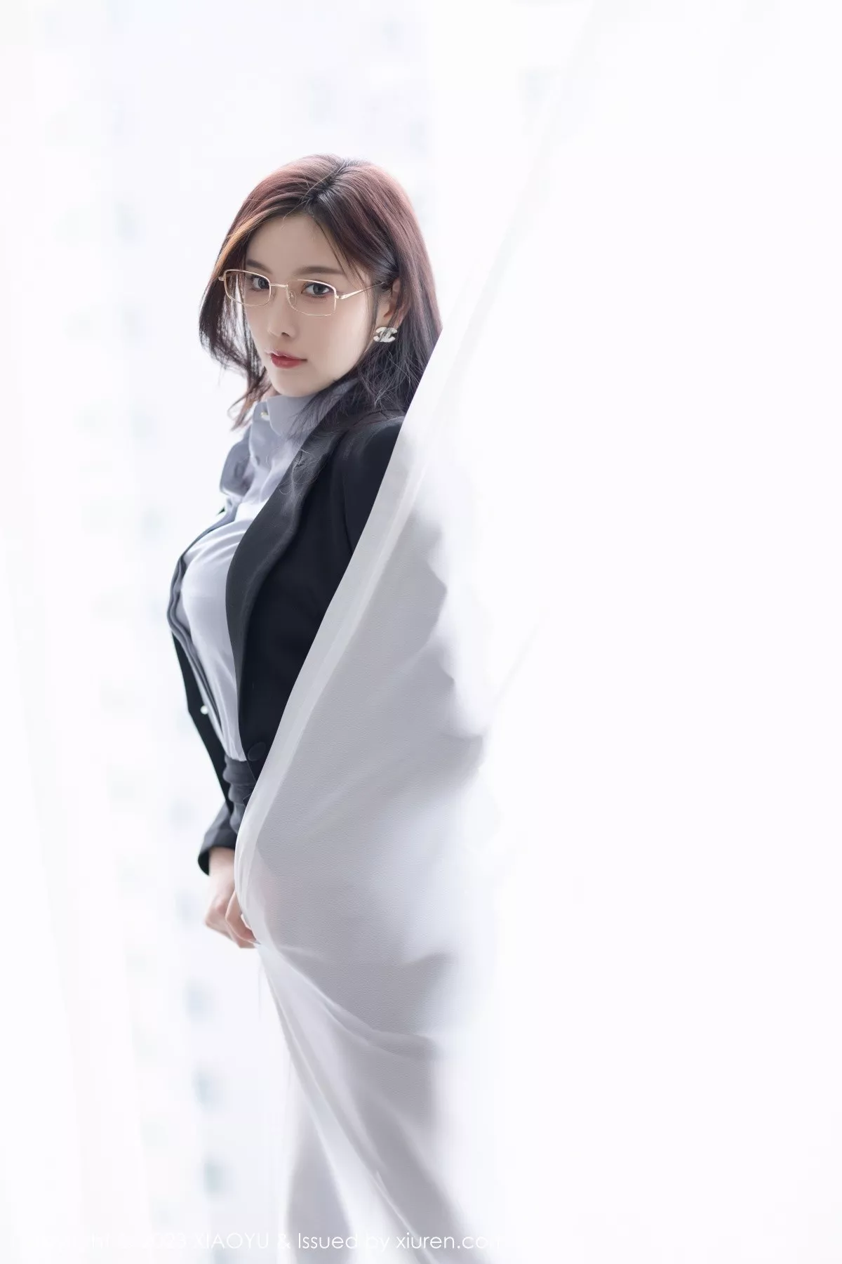 秀人集.com_[XiaoYu画语界]Vol.1041_女神杨晨晨Yome职业装露黑色薄纱连体衣秀丰腴身材诱惑写真100P