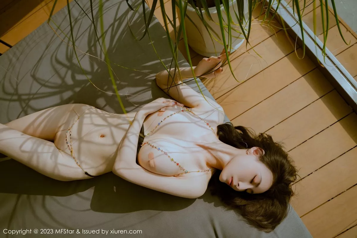秀人集.com_[MFStar模范学院]Vol.624_模特Lingyu69白色蕾丝内衣+性感情趣服饰露豪乳遮点诱惑写真73P