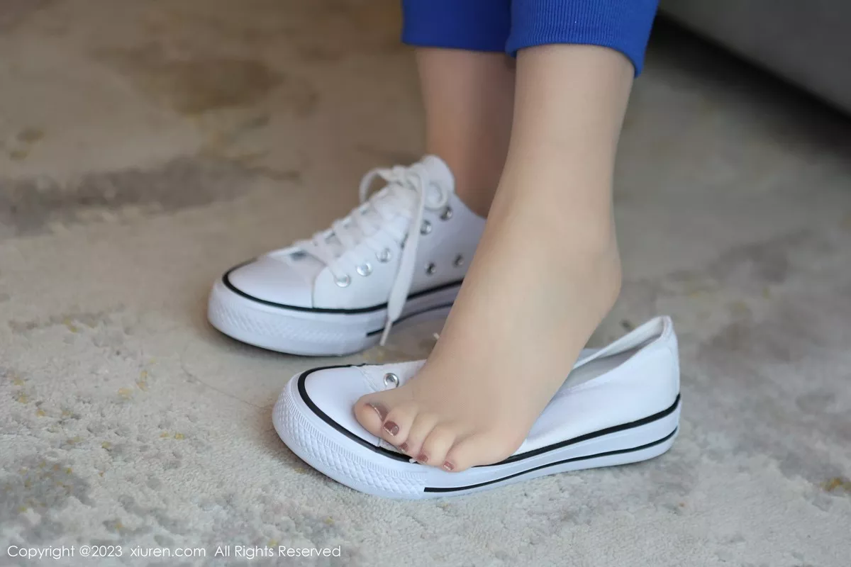 秀人集.com_[XiuRen秀人网]No.6855_模特茜茜Kimi脱性感学妹装露浅色蕾丝内衣秀完美身材诱惑写真85P