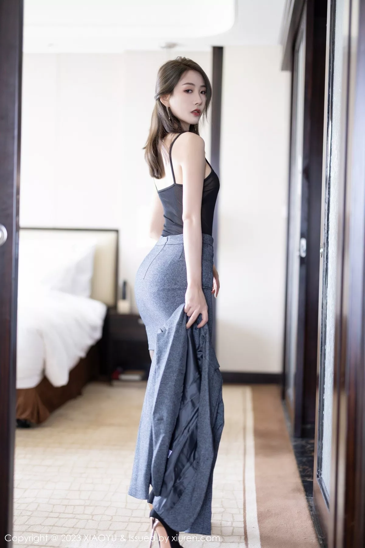秀人集.com_[XiaoYu画语界]Vol.1042_模特苏苏阿脱深灰制服露性感黑色薄透内衣秀曼妙身姿诱惑写真100P