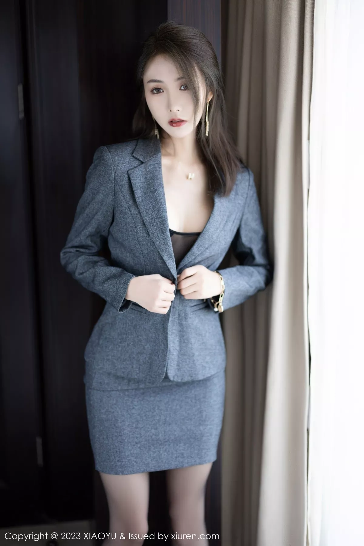 秀人集.com_[XiaoYu画语界]Vol.1042_模特苏苏阿脱深灰制服露性感黑色薄透内衣秀曼妙身姿诱惑写真100P