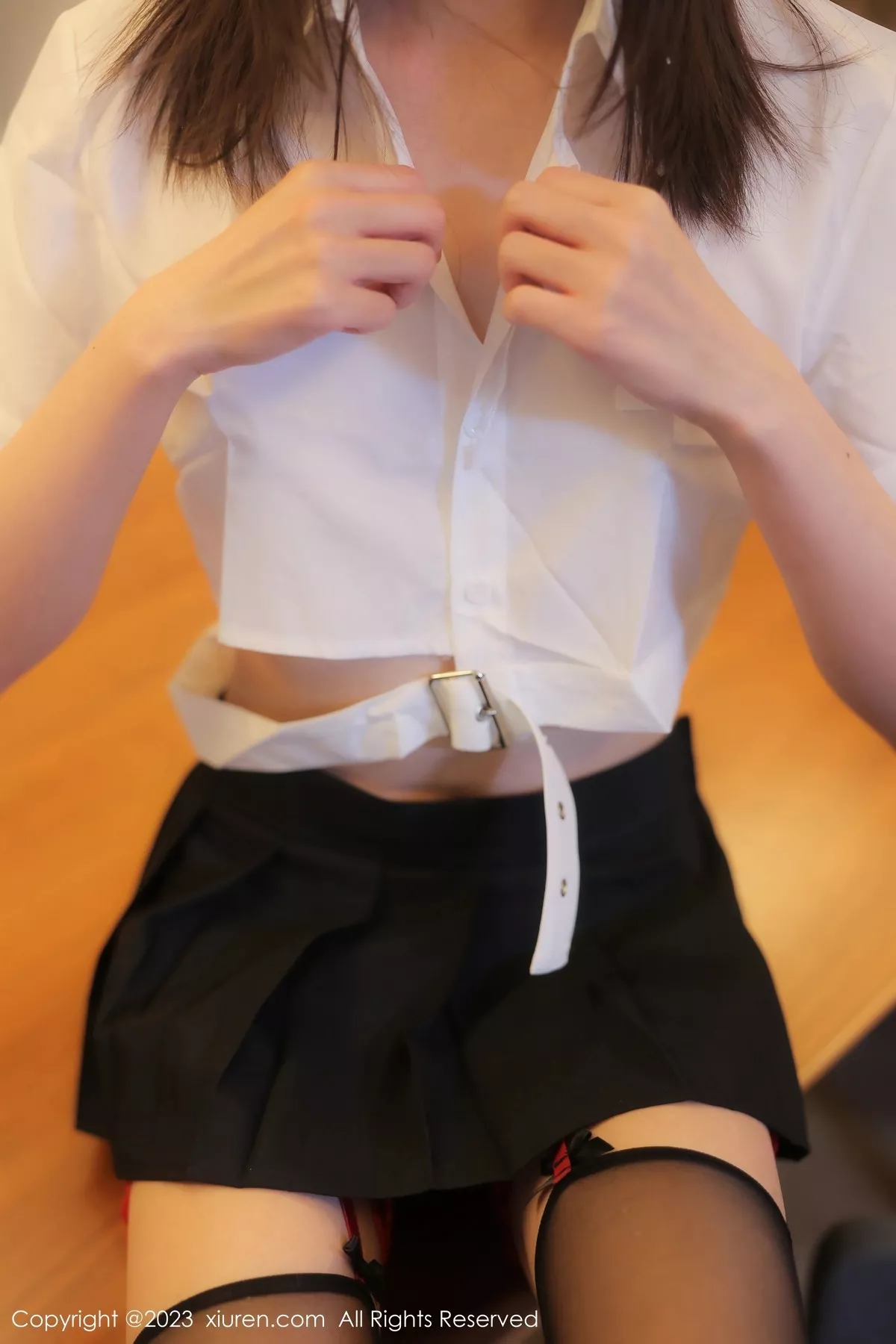 秀人集.com_[XiuRen秀人网]No.6862_模特甜佳佳性感白色短款上衣配黑短裙半撩秀曼妙身姿诱惑写真80P