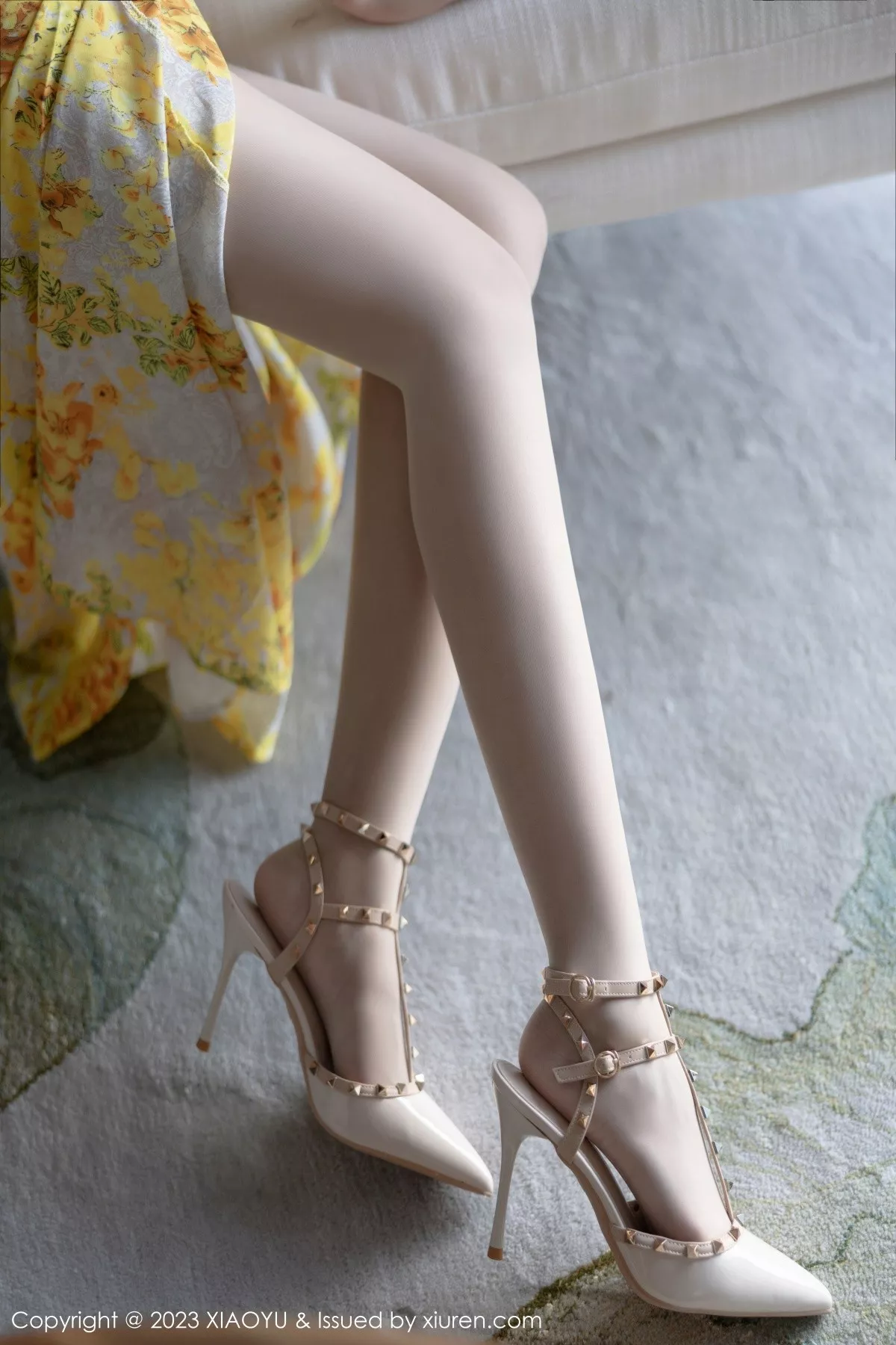 秀人集.com_[XiaoYu画语界]Vol.1043_女神王馨瑶yanni脱连衣长裙露白色蕾丝内衣秀曼妙身姿诱惑写真90P