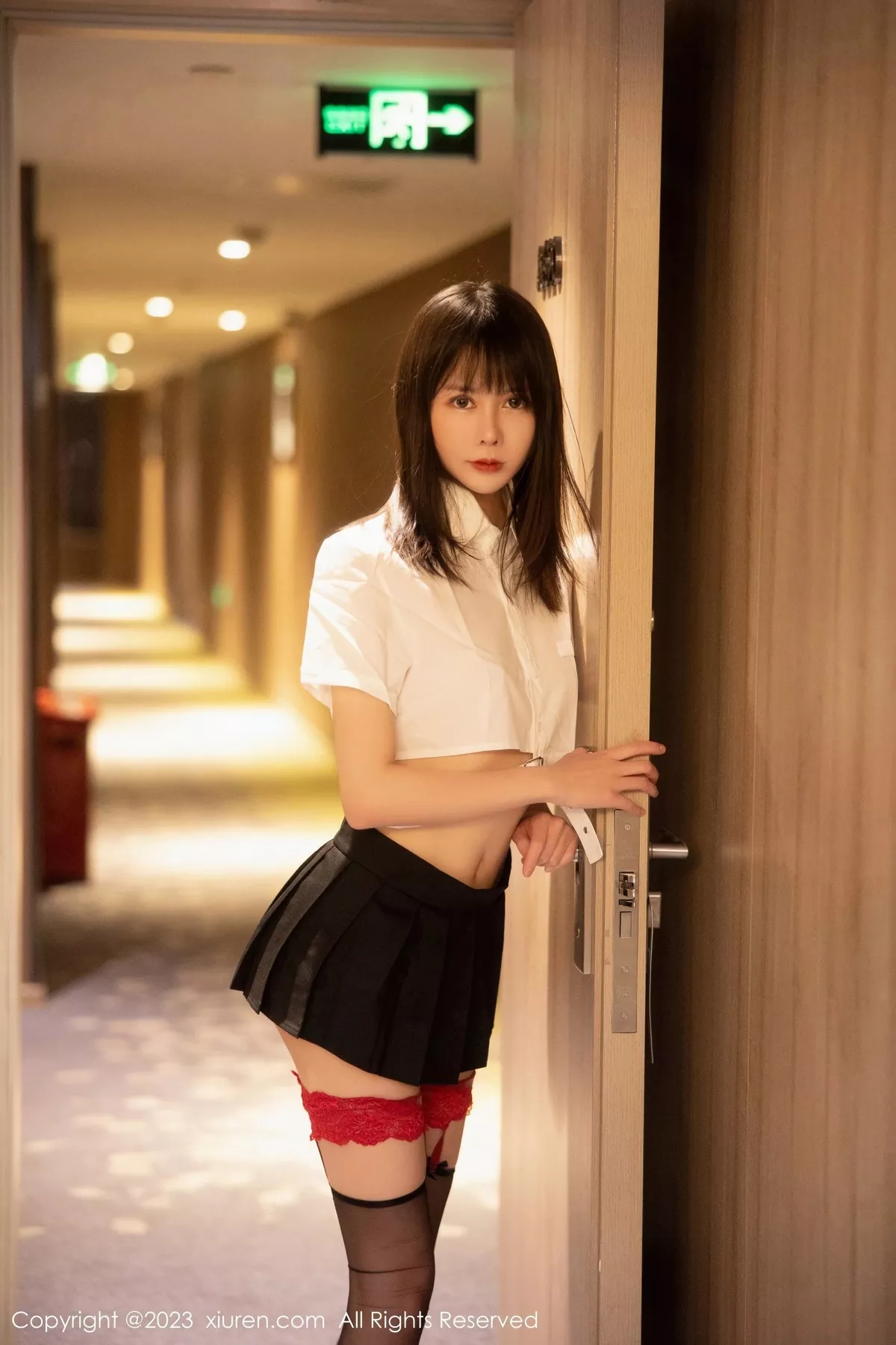 秀人集.com_[XiuRen秀人网]No.6862_模特甜佳佳性感白色短款上衣配黑短裙半撩秀曼妙身姿诱惑写真80P