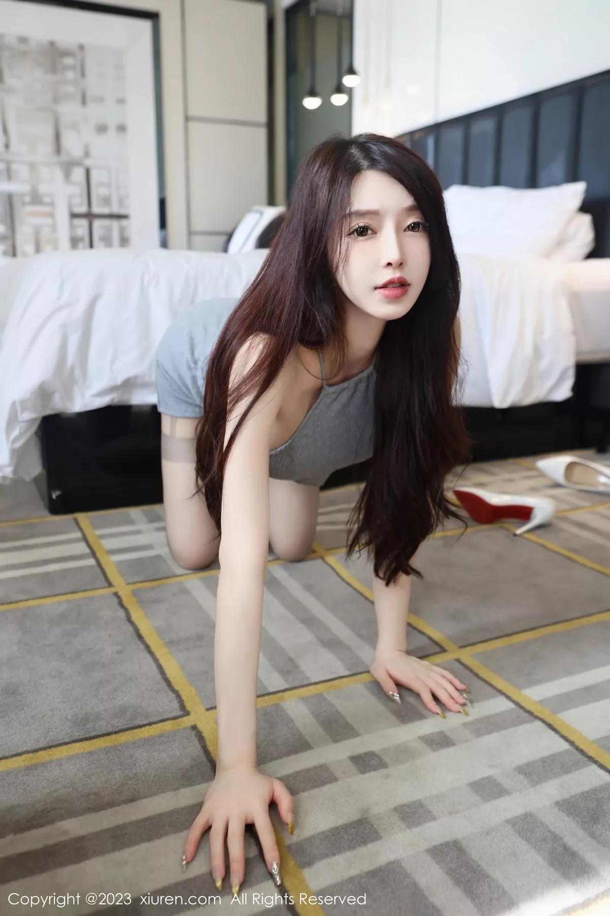 秀人集.com_[XiuRen秀人网]No.6863_模特玉兔miki灰色短款上衣配灰色短裙露蕾丝内衣完美诱惑写真80P