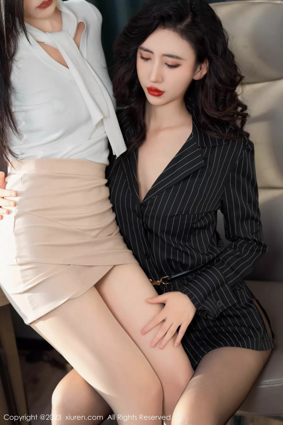秀人集.com_[XiuRen秀人网]No.6860_新人模特章芃芃组合拍摄黑色条纹上衣露黑色内衣迷人诱惑写真90P