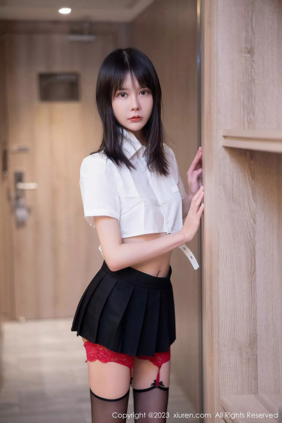 秀人集.com_[XiuRen秀人网]No.6862_模特甜佳佳性感白色短款上衣配黑短裙半撩秀曼妙身姿诱惑写真80P