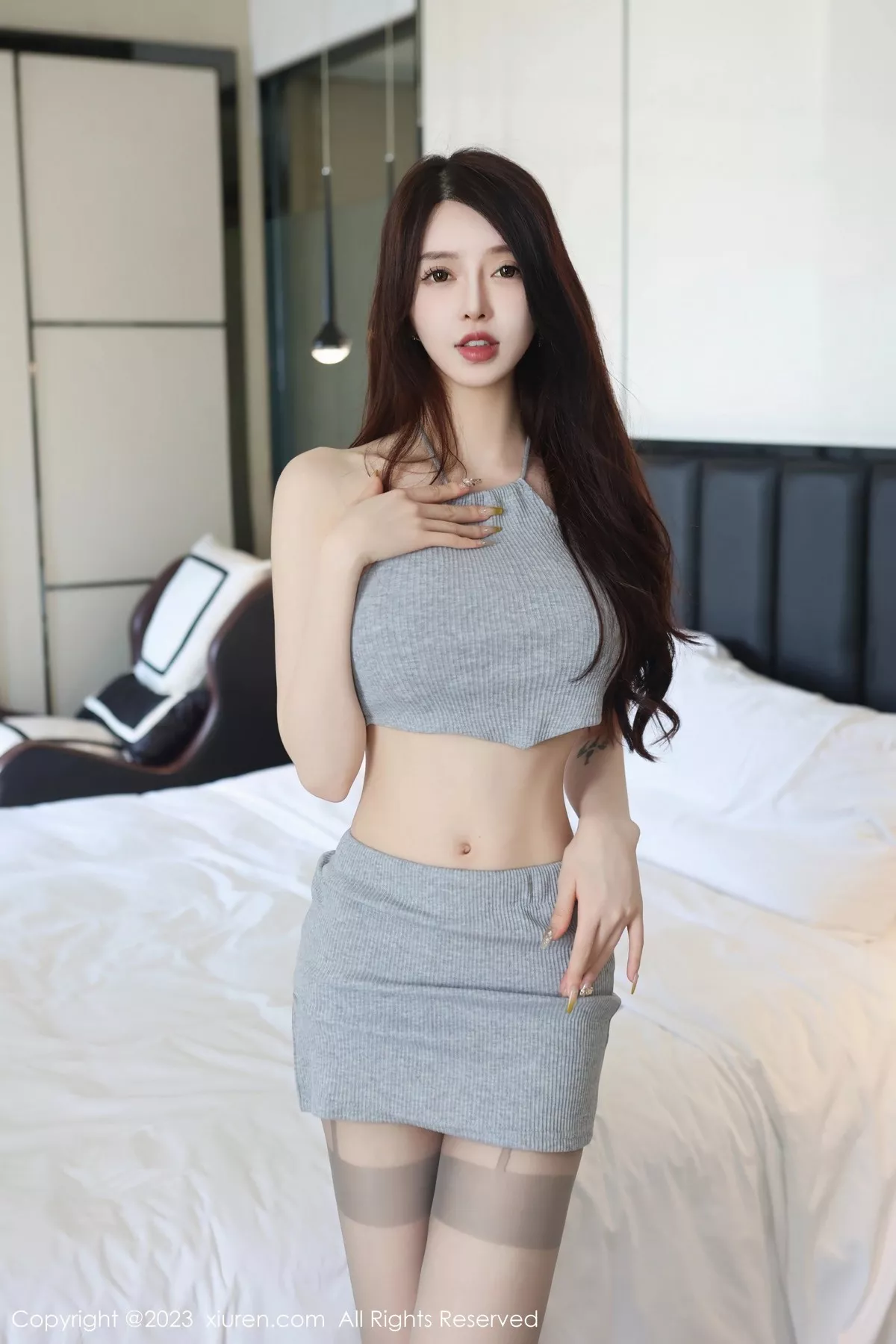 秀人集.com_[XiuRen秀人网]No.6863_模特玉兔miki灰色短款上衣配灰色短裙露蕾丝内衣完美诱惑写真80P