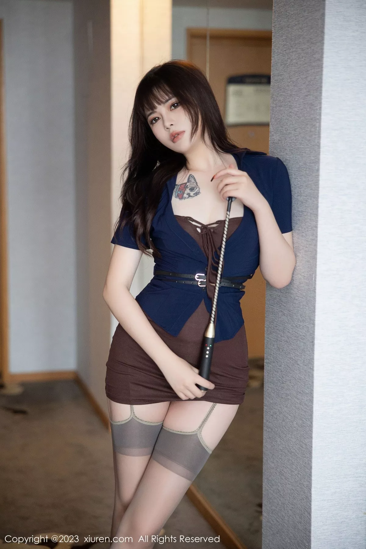 秀人集.com_[XiuRen秀人网]No.6872_模特Arude薇薇性感露肩短裙配灰丝吊袜秀曼妙身姿诱惑写真104P