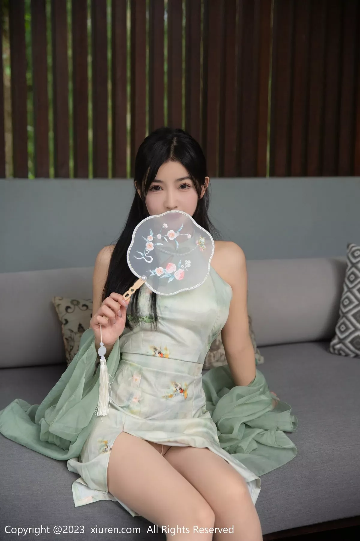 秀人集.com_[XiuRen秀人网]No.6880_模特谭小灵水中场景墨绿古装薄纱服饰配薄透肉丝惹火诱惑写真80P