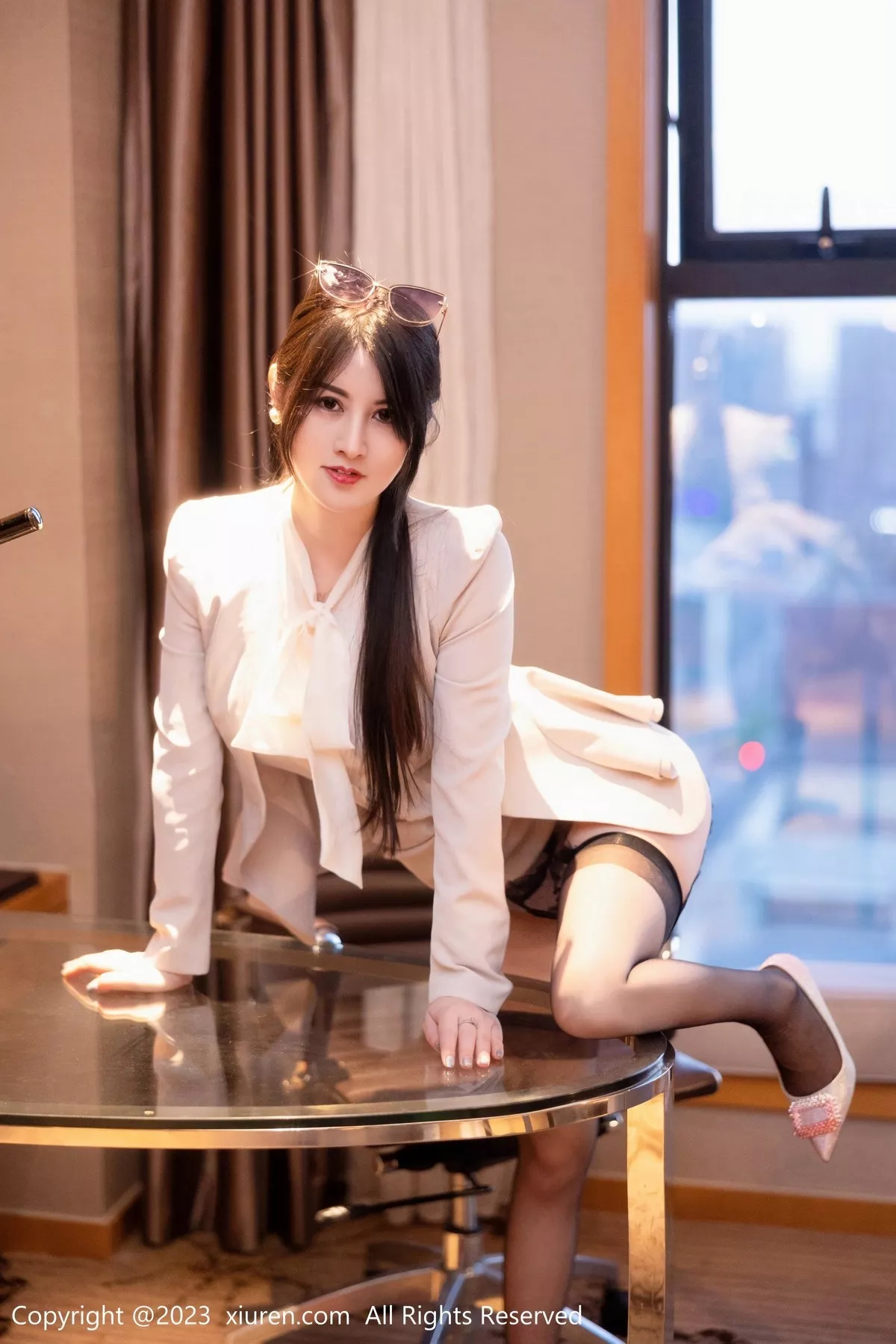 秀人集.com_[XiuRen秀人网]No.6879_模特诗诗kiki半脱浅色OL服饰露性感浅灰内衣秀惹火身材诱惑写真79P