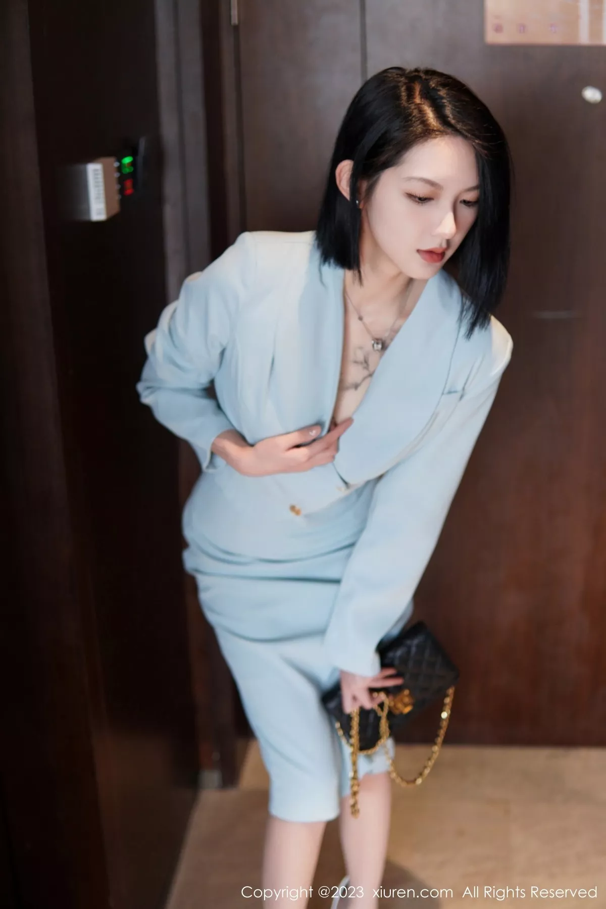 秀人集.com_[XiuRen秀人网]No.6885_模特乔一一性感淡蓝色Ol服饰露墨绿色内衣配原色丝袜诱惑写真74P