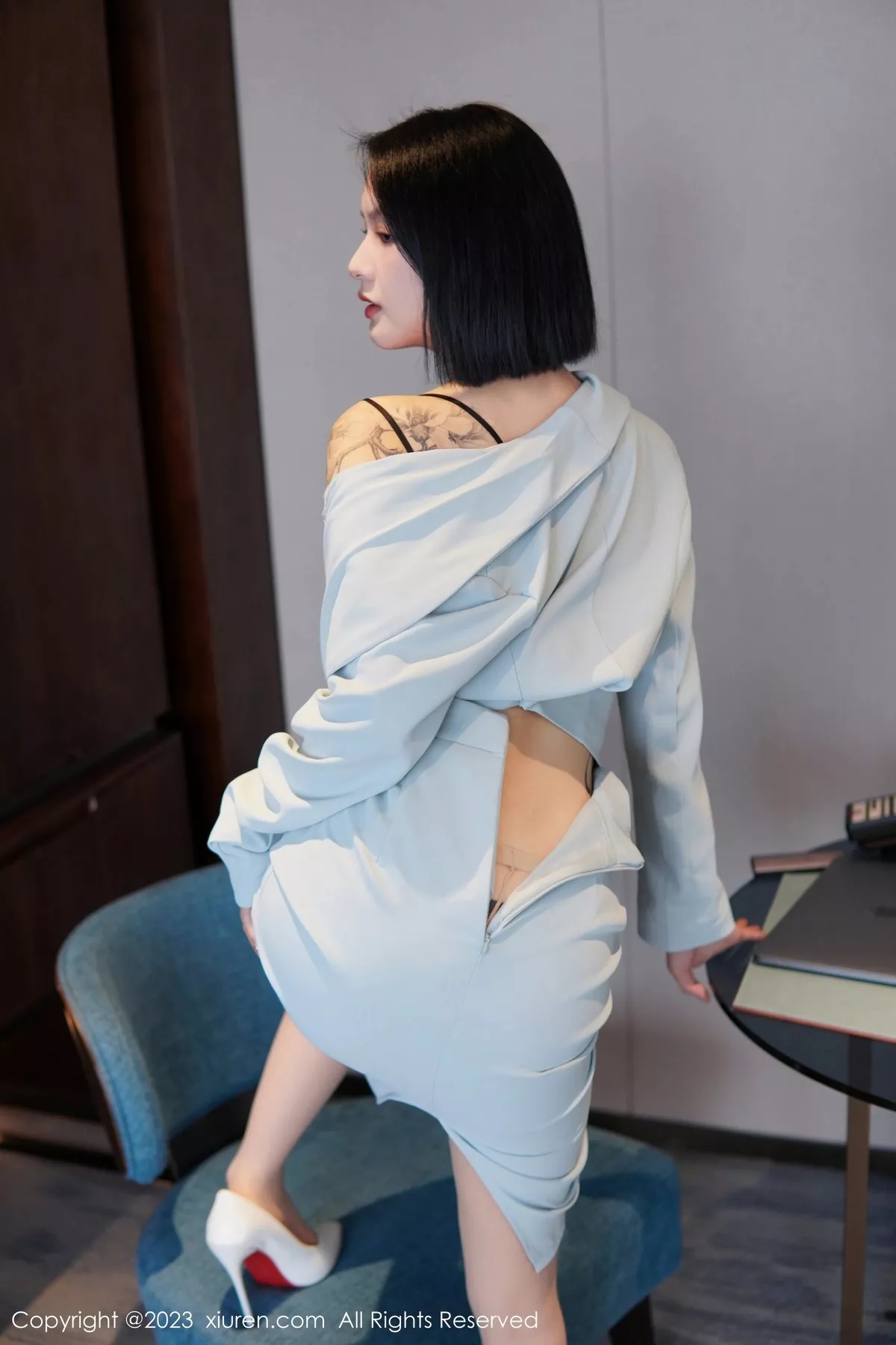 秀人集.com_[XiuRen秀人网]No.6885_模特乔一一性感淡蓝色Ol服饰露墨绿色内衣配原色丝袜诱惑写真74P