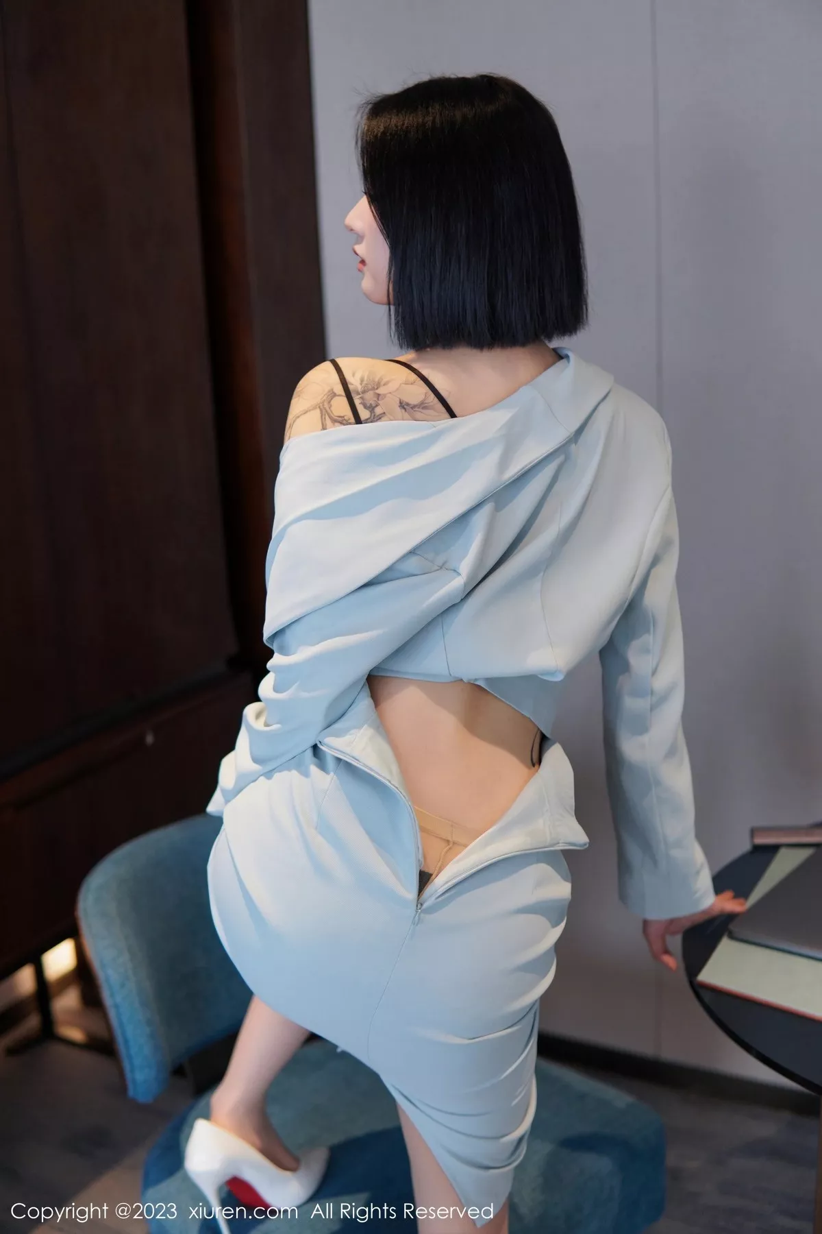 秀人集.com_[XiuRen秀人网]No.6885_模特乔一一性感淡蓝色Ol服饰露墨绿色内衣配原色丝袜诱惑写真74P