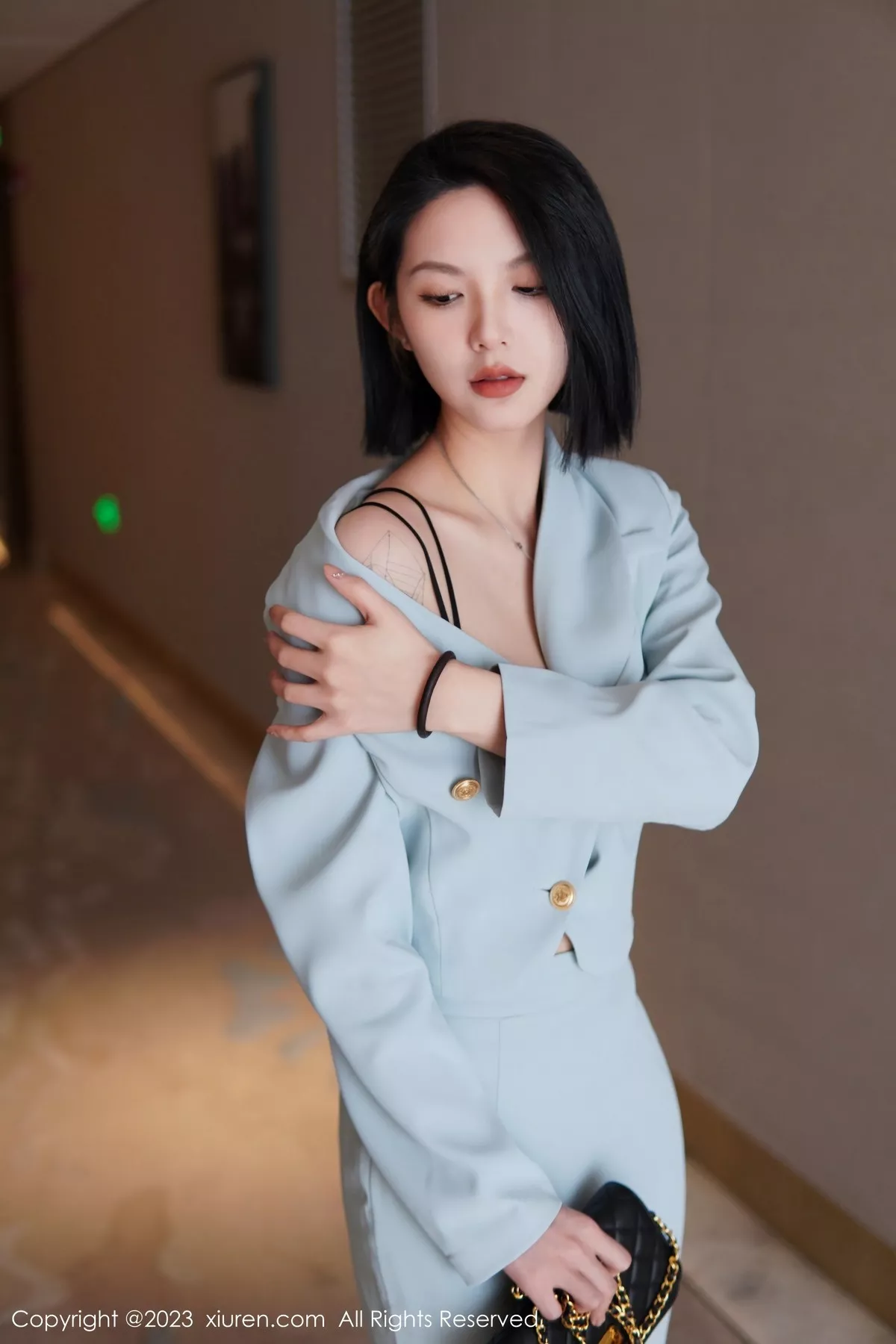 秀人集.com_[XiuRen秀人网]No.6885_模特乔一一性感淡蓝色Ol服饰露墨绿色内衣配原色丝袜诱惑写真74P