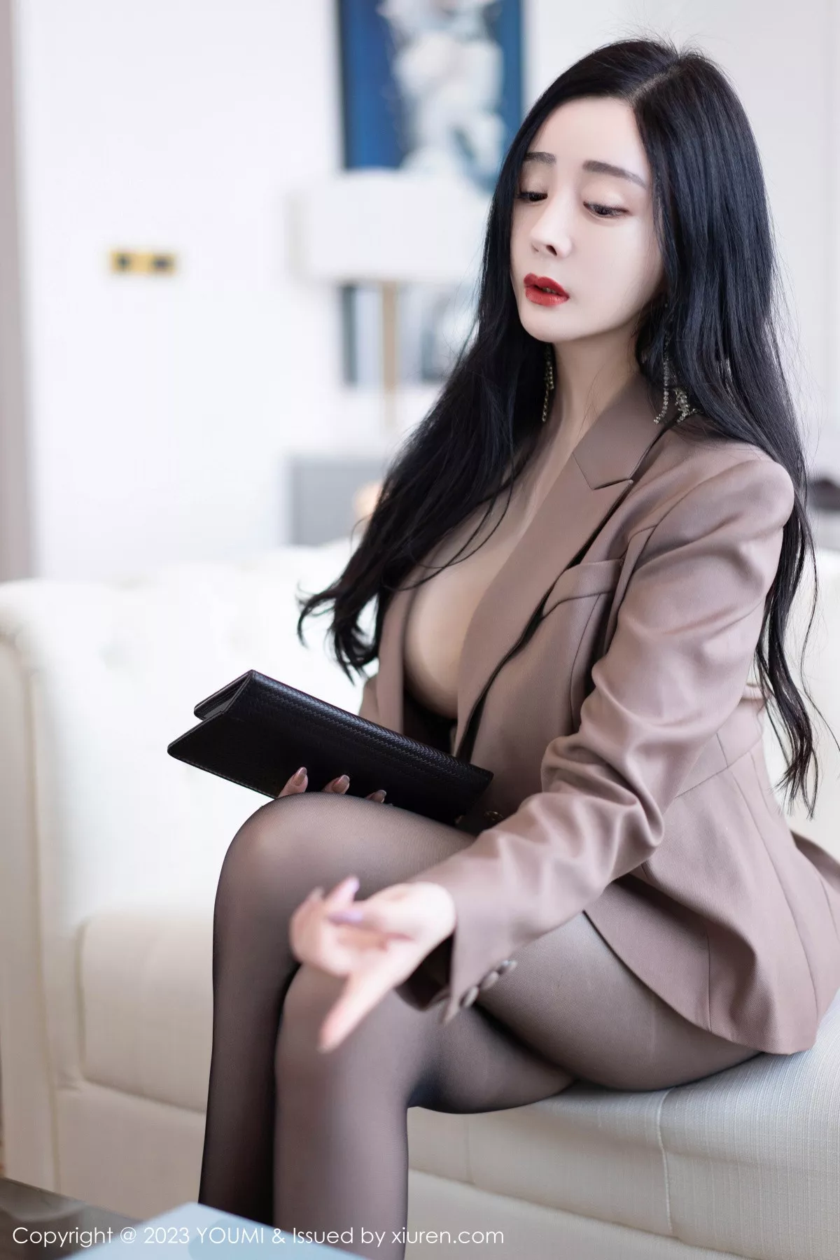 秀人集.com_[YouMi尤蜜荟]Vol.950_模特允爾性感咖啡色上衣配白短裙露超薄黑丝秀丰满身材诱惑写真73P