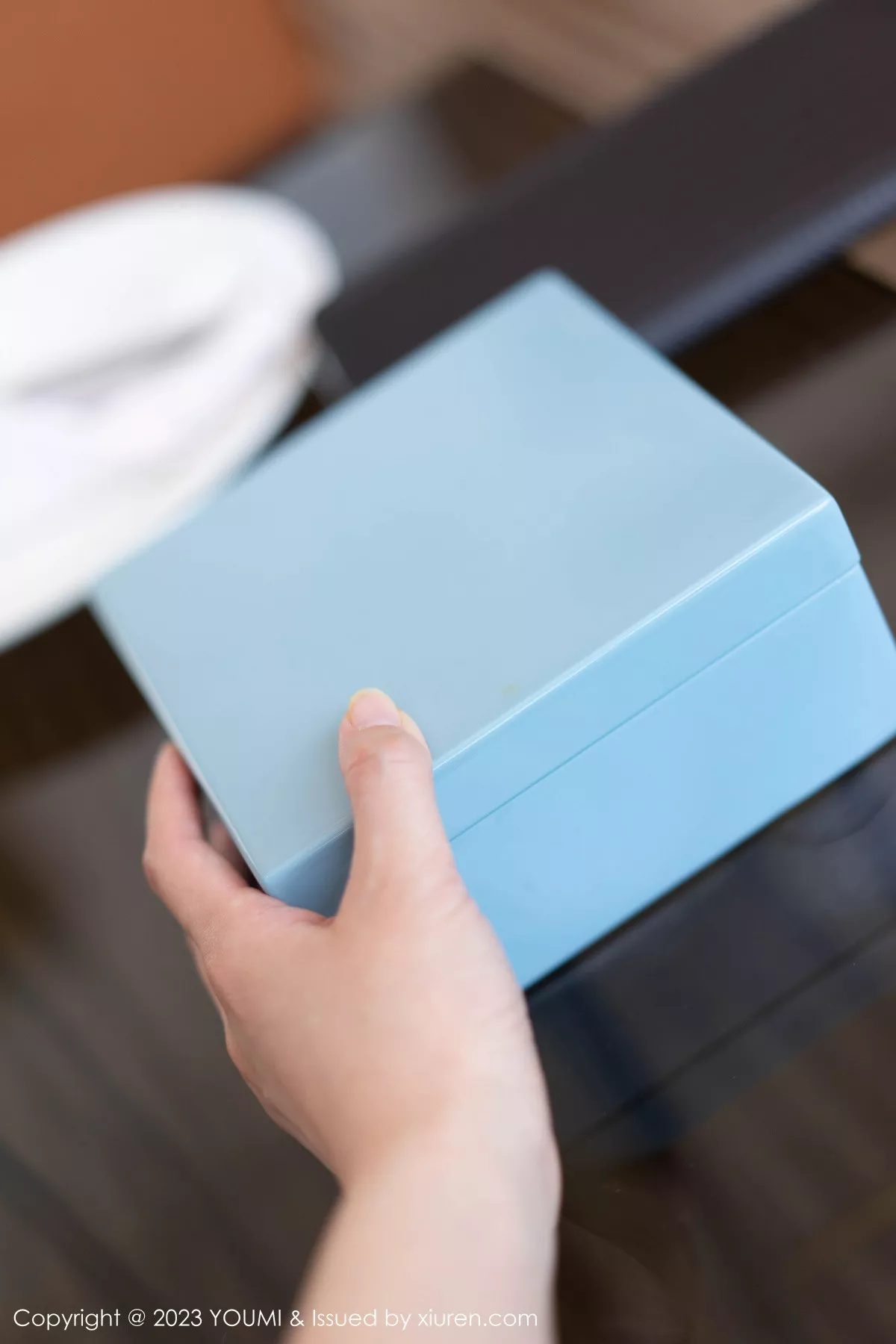 秀人集.com_[YouMi尤蜜荟]Vol.950_模特允爾性感咖啡色上衣配白短裙露超薄黑丝秀丰满身材诱惑写真73P