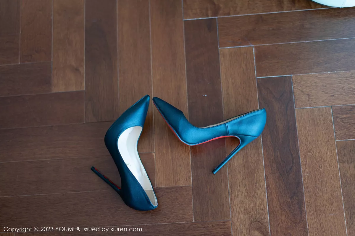 秀人集.com_[YouMi尤蜜荟]Vol.950_模特允爾性感咖啡色上衣配白短裙露超薄黑丝秀丰满身材诱惑写真73P