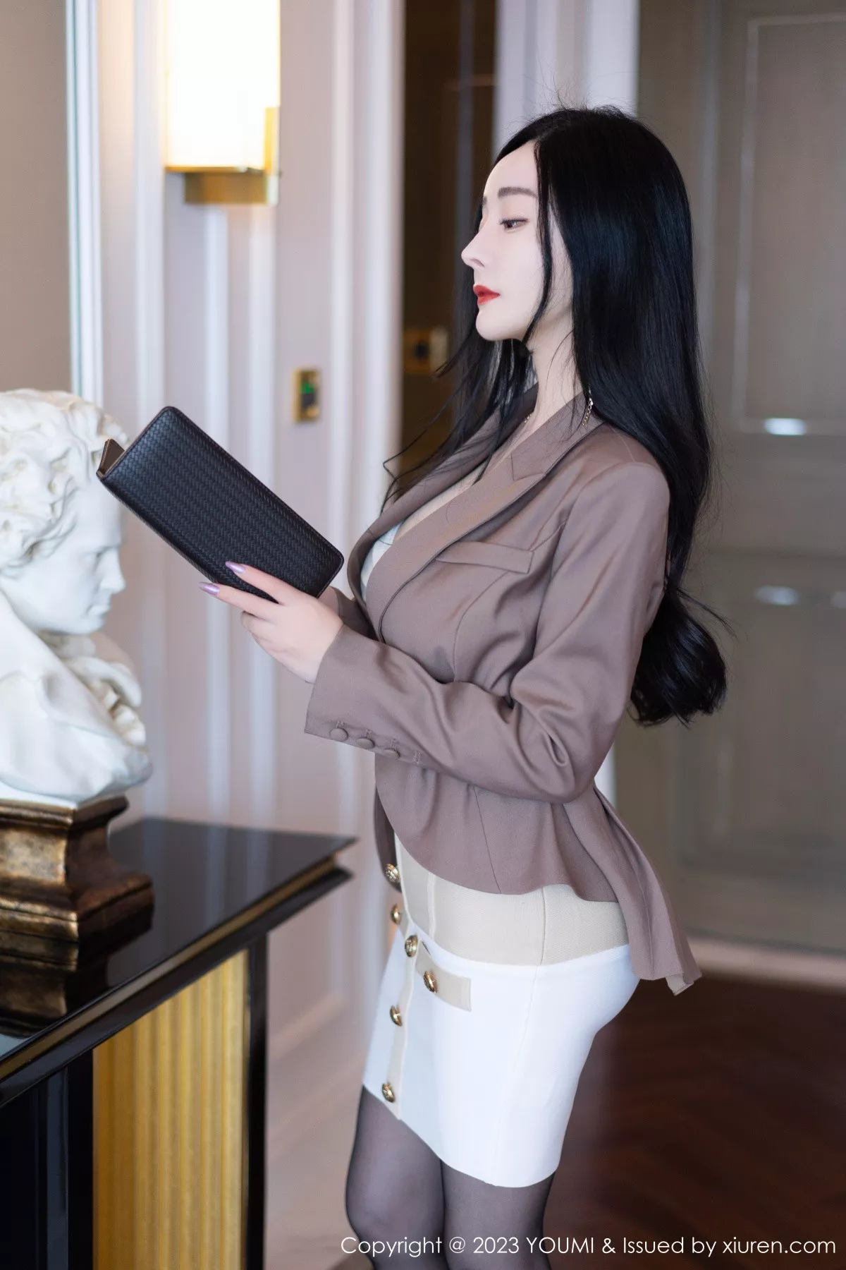 秀人集.com_[YouMi尤蜜荟]Vol.950_模特允爾性感咖啡色上衣配白短裙露超薄黑丝秀丰满身材诱惑写真73P