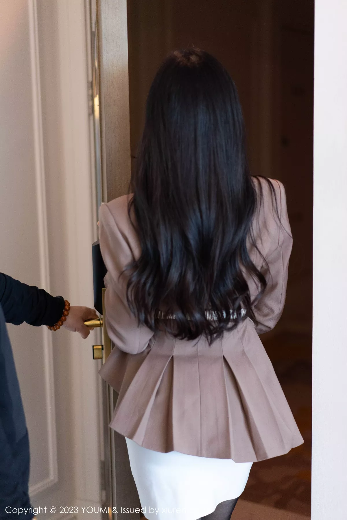 秀人集.com_[YouMi尤蜜荟]Vol.950_模特允爾性感咖啡色上衣配白短裙露超薄黑丝秀丰满身材诱惑写真73P