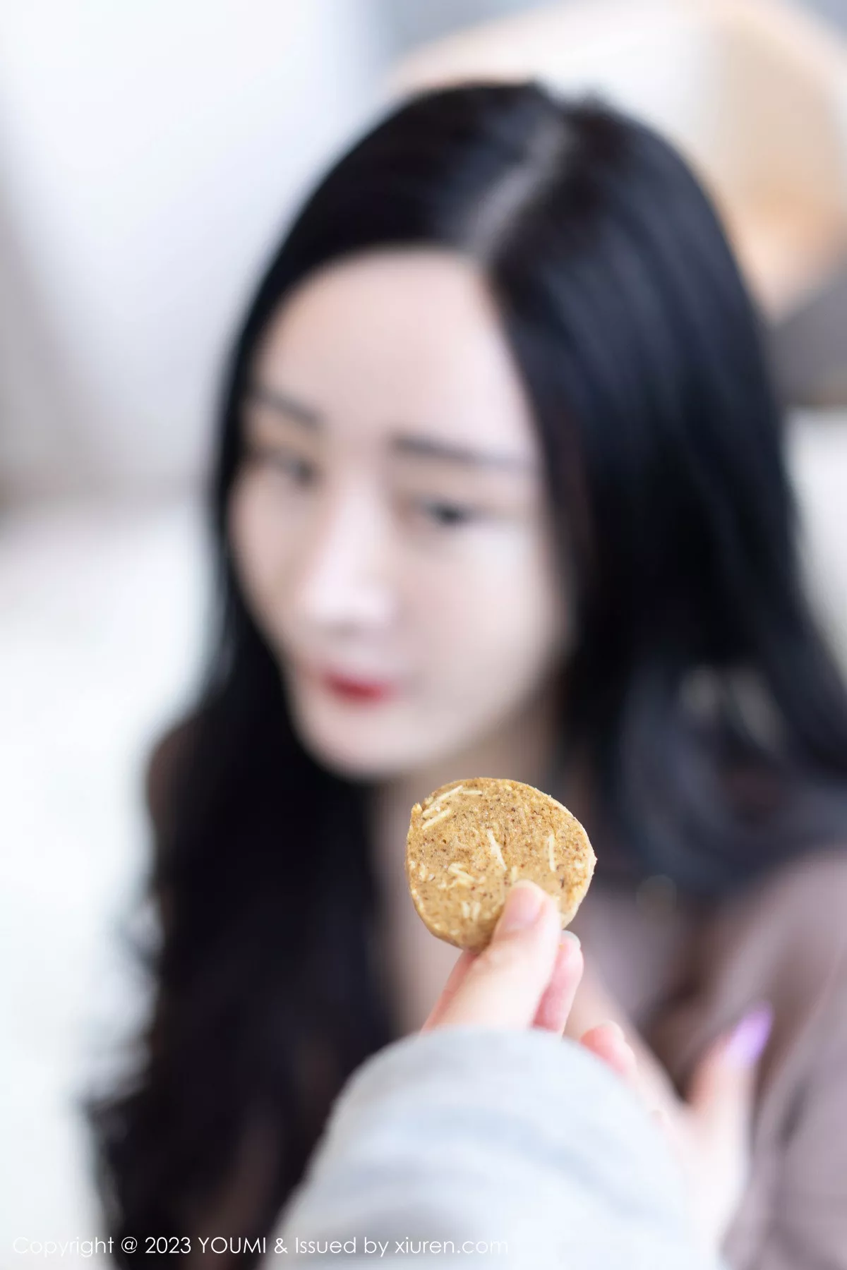 秀人集.com_[YouMi尤蜜荟]Vol.950_模特允爾性感咖啡色上衣配白短裙露超薄黑丝秀丰满身材诱惑写真73P