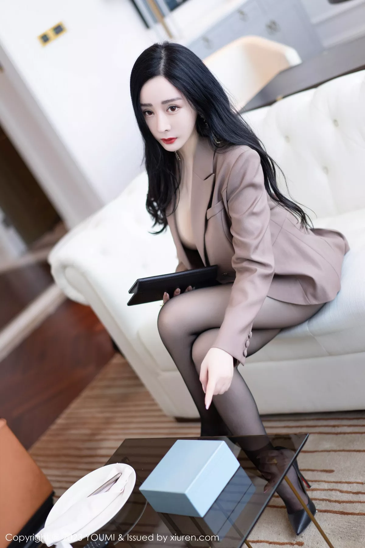 秀人集.com_[YouMi尤蜜荟]Vol.950_模特允爾性感咖啡色上衣配白短裙露超薄黑丝秀丰满身材诱惑写真73P