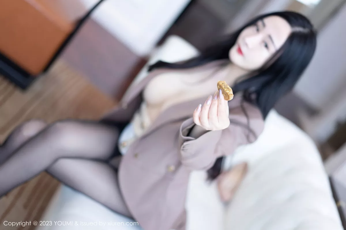 秀人集.com_[YouMi尤蜜荟]Vol.950_模特允爾性感咖啡色上衣配白短裙露超薄黑丝秀丰满身材诱惑写真73P