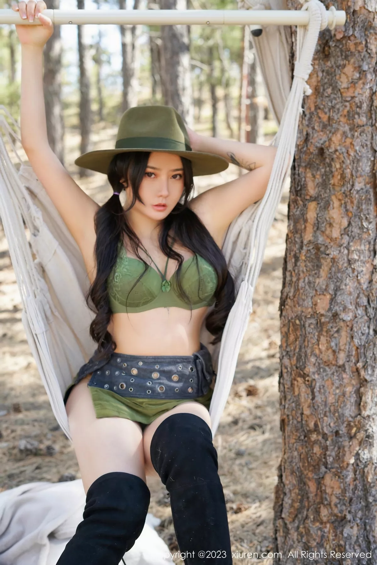 秀人集.com_[XiuRen秀人网]No.6902_女神Manuela玛鲁娜性感墨绿色牛仔装秀浑圆美臀惹火诱惑写真58P