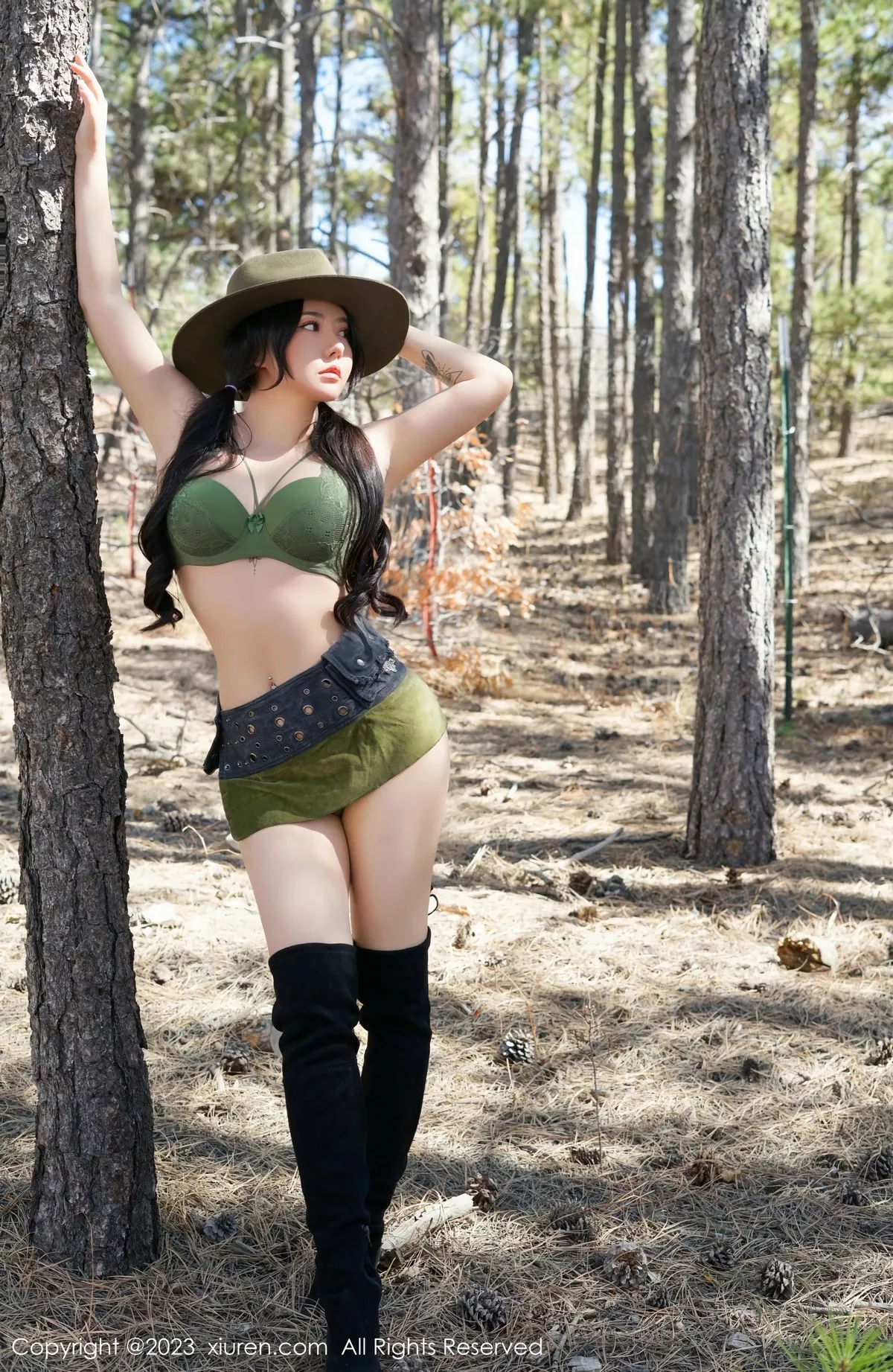 秀人集.com_[XiuRen秀人网]No.6902_女神Manuela玛鲁娜性感墨绿色牛仔装秀浑圆美臀惹火诱惑写真58P