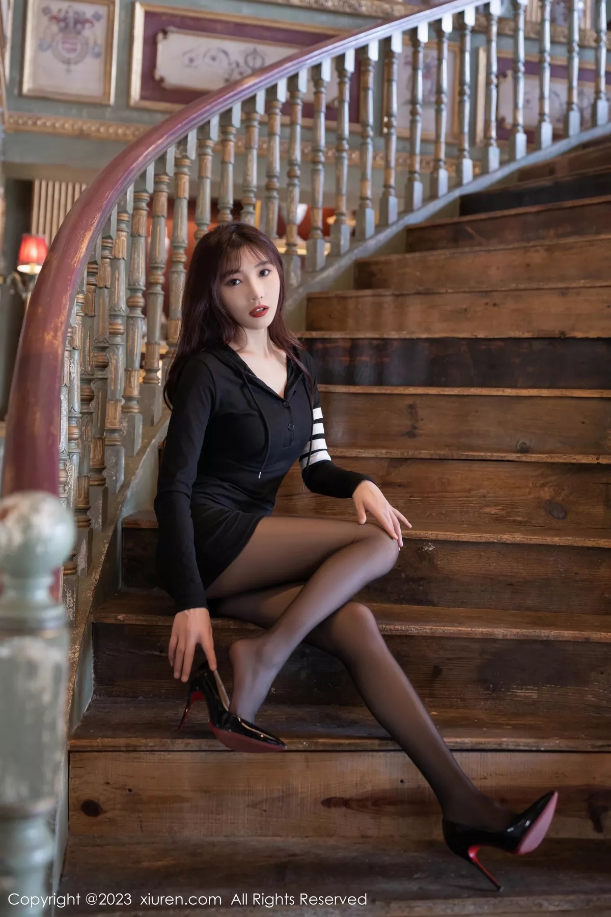 秀人集.com_[XiuRen秀人网]No.6925_模特陆萱萱简约黑色运动裙露白色蕾丝内衣配无内黑丝魅惑写真82P