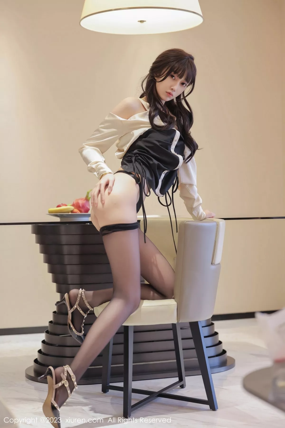 秀人集.com_[XiuRen秀人网]No.6929_模特玥儿玥er性感浅色上衣配黑色短裙露超薄黑丝惹火诱惑写真68P