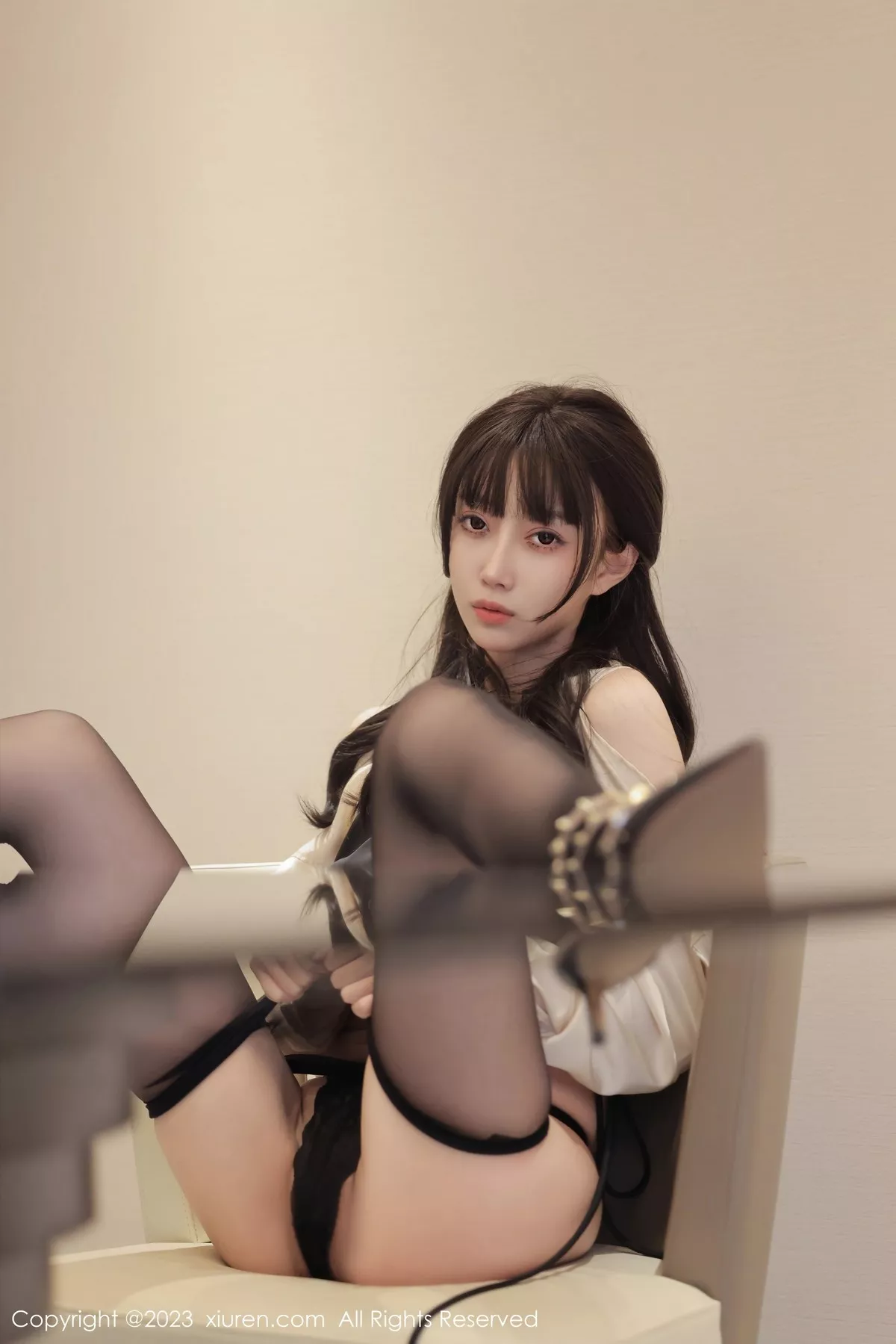 秀人集.com_[XiuRen秀人网]No.6929_模特玥儿玥er性感浅色上衣配黑色短裙露超薄黑丝惹火诱惑写真68P