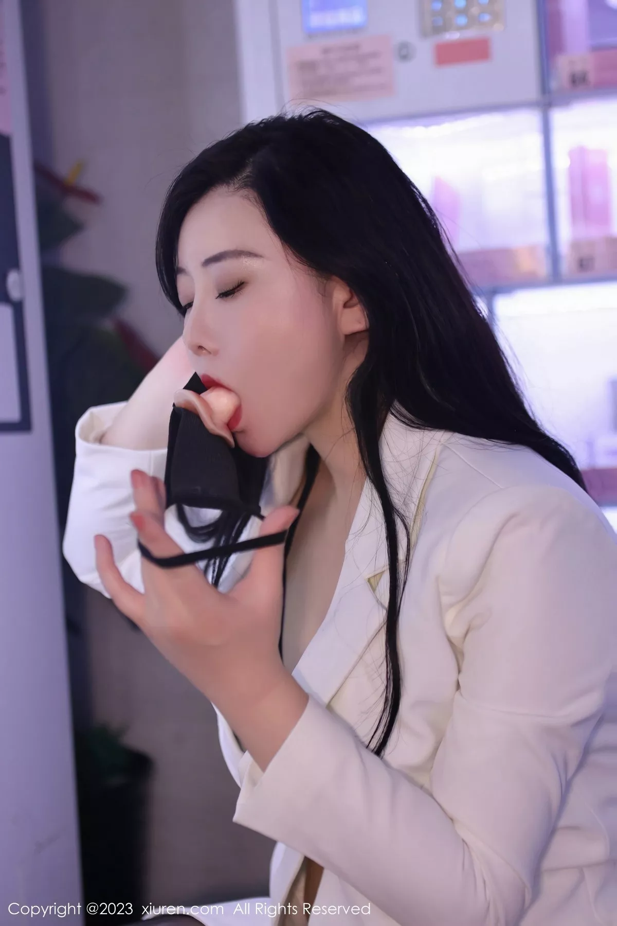 秀人集.com_[XiuRen秀人网]No.6930_模特王婉悠Queen脱白色西服露黑色蕾丝情趣内衣惹火诱惑写真72P