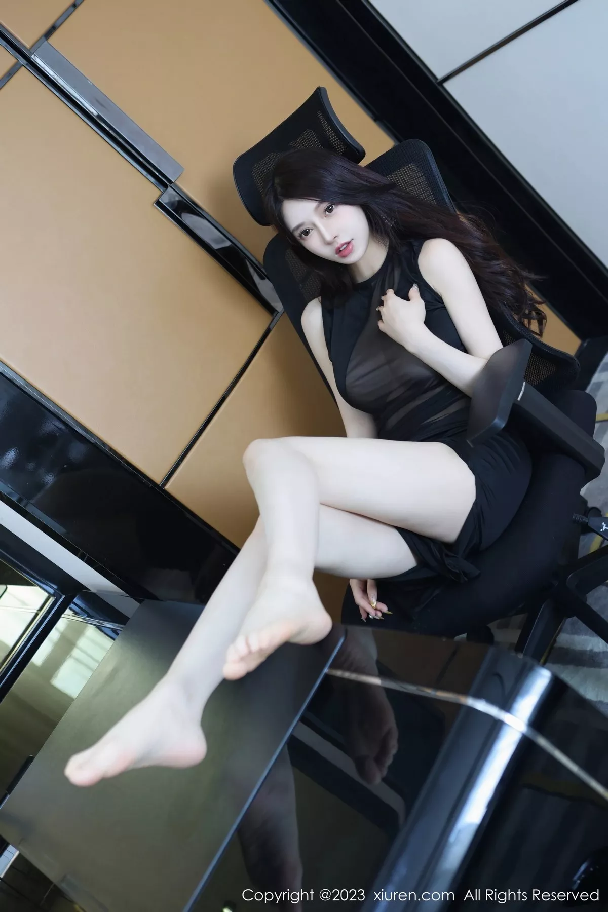 秀人集.com_[XiuRen秀人网]No.6937_模特玉兔miki性感黑色薄纱连衣裙配超薄无内黑丝秀翘臀诱惑写真81P