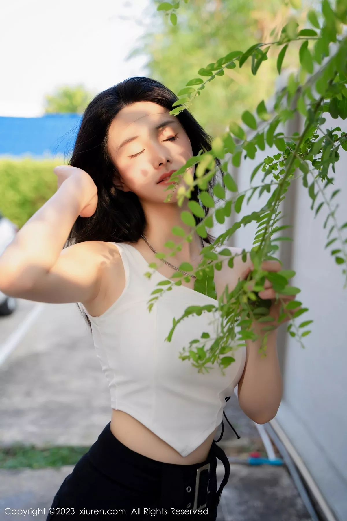 秀人集.com_[XiuRen秀人网]No.6798_模特艾希儿户外性感白色上衣配黑短裤秀曼妙身姿清爽迷人写真62P