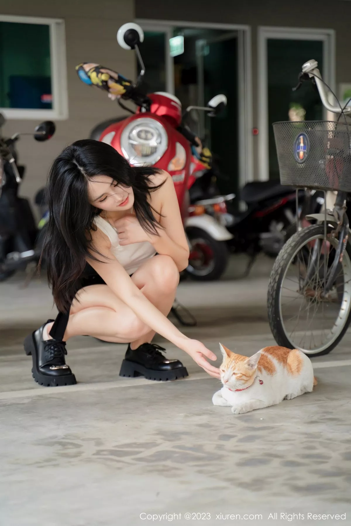 秀人集.com_[XiuRen秀人网]No.6798_模特艾希儿户外性感白色上衣配黑短裤秀曼妙身姿清爽迷人写真62P