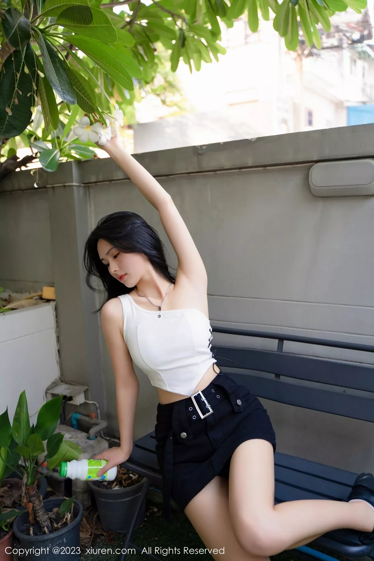 秀人集.com_[XiuRen秀人网]No.6798_模特艾希儿户外性感白色上衣配黑短裤秀曼妙身姿清爽迷人写真62P