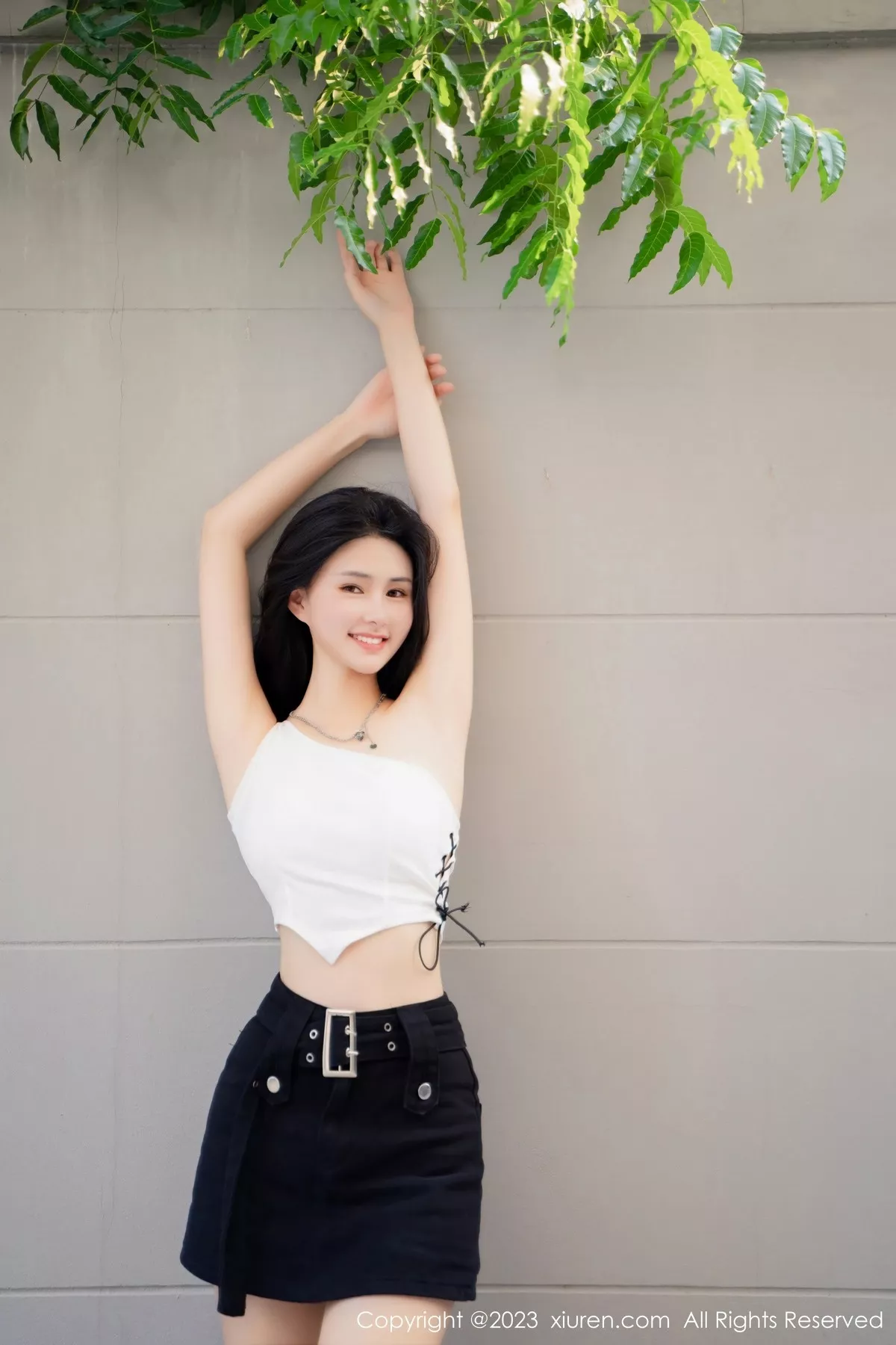 秀人集.com_[XiuRen秀人网]No.6798_模特艾希儿户外性感白色上衣配黑短裤秀曼妙身姿清爽迷人写真62P