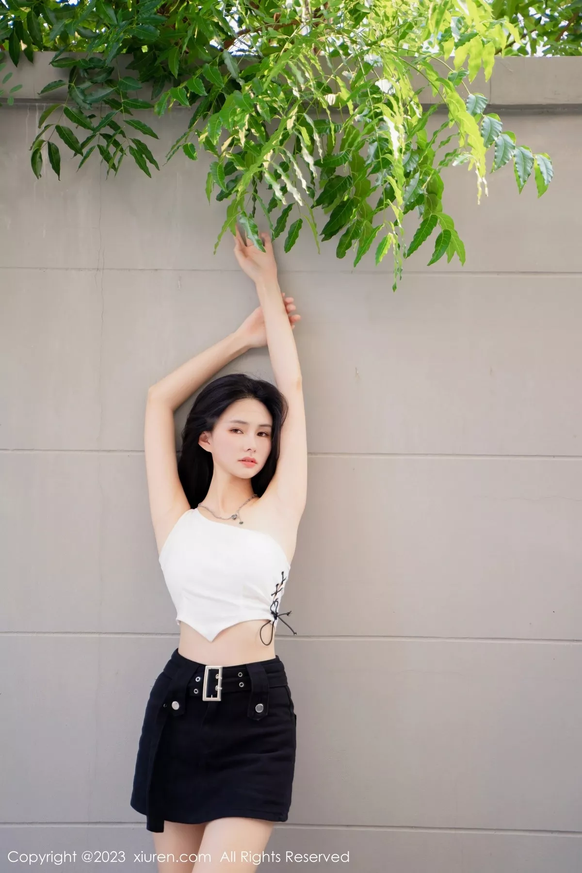 秀人集.com_[XiuRen秀人网]No.6798_模特艾希儿户外性感白色上衣配黑短裤秀曼妙身姿清爽迷人写真62P