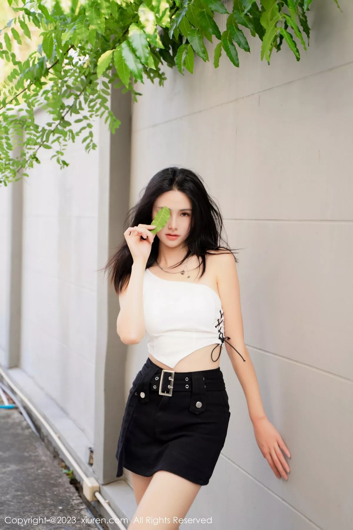 秀人集.com_[XiuRen秀人网]No.6798_模特艾希儿户外性感白色上衣配黑短裤秀曼妙身姿清爽迷人写真62P