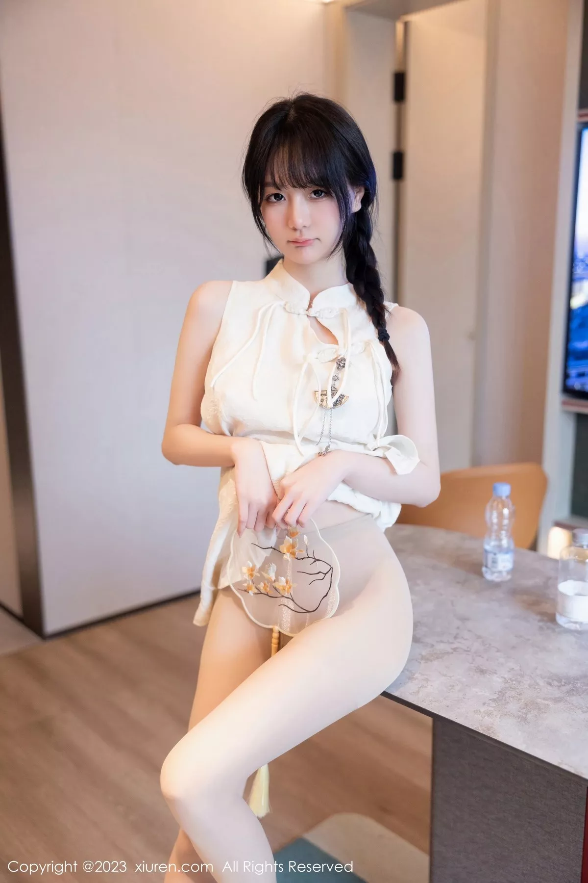 秀人集.com_[XiuRen秀人网]No.6813_模特幼幼性感白色旗袍服饰配原色丝袜秀完美身材撩人诱惑写真80P