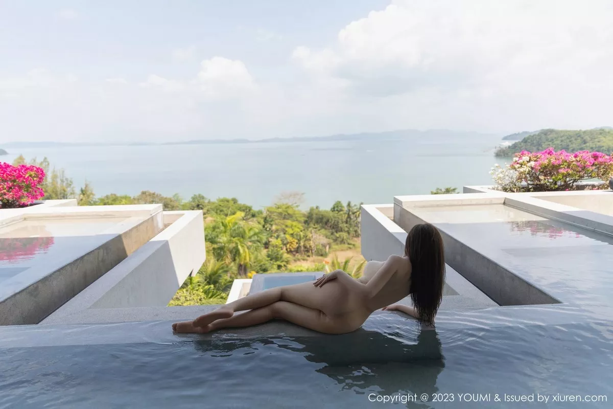 秀人集.com_[YouMi尤蜜荟]Vol.943_女神Carol周妍希性感浅灰露肩裙配开档肉丝秀丰满身材诱惑写真69P